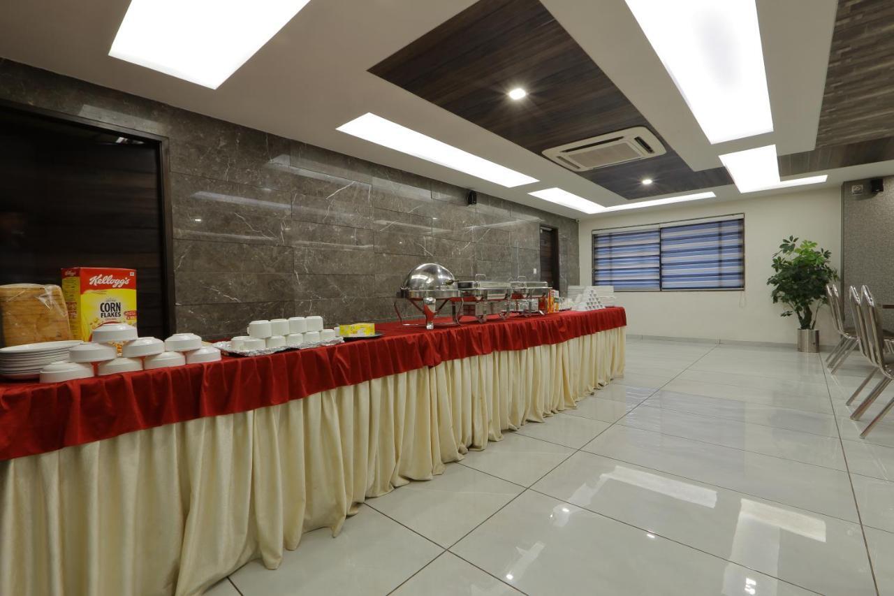 Hotel Unity أحمد أباد المظهر الخارجي الصورة