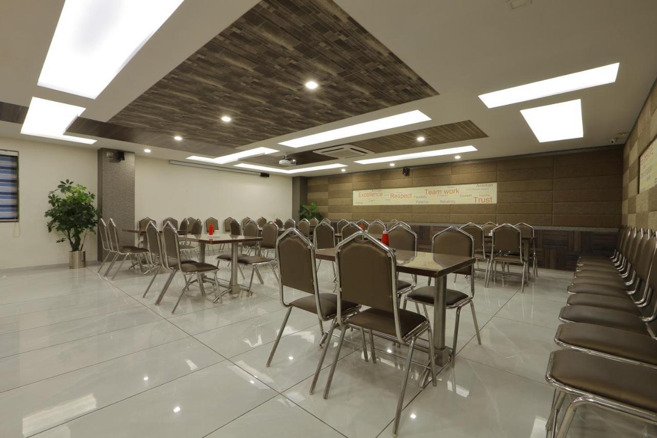 Hotel Unity أحمد أباد المظهر الخارجي الصورة